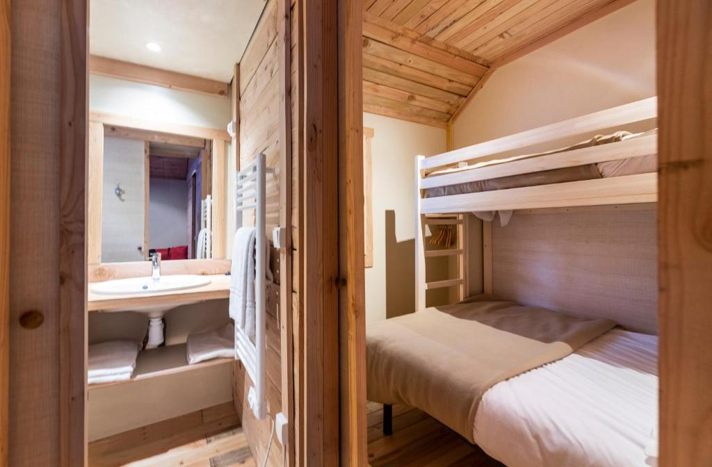 Postel nebo postele na pokoji v ubytování Huttopia Bozel en Vanoise
