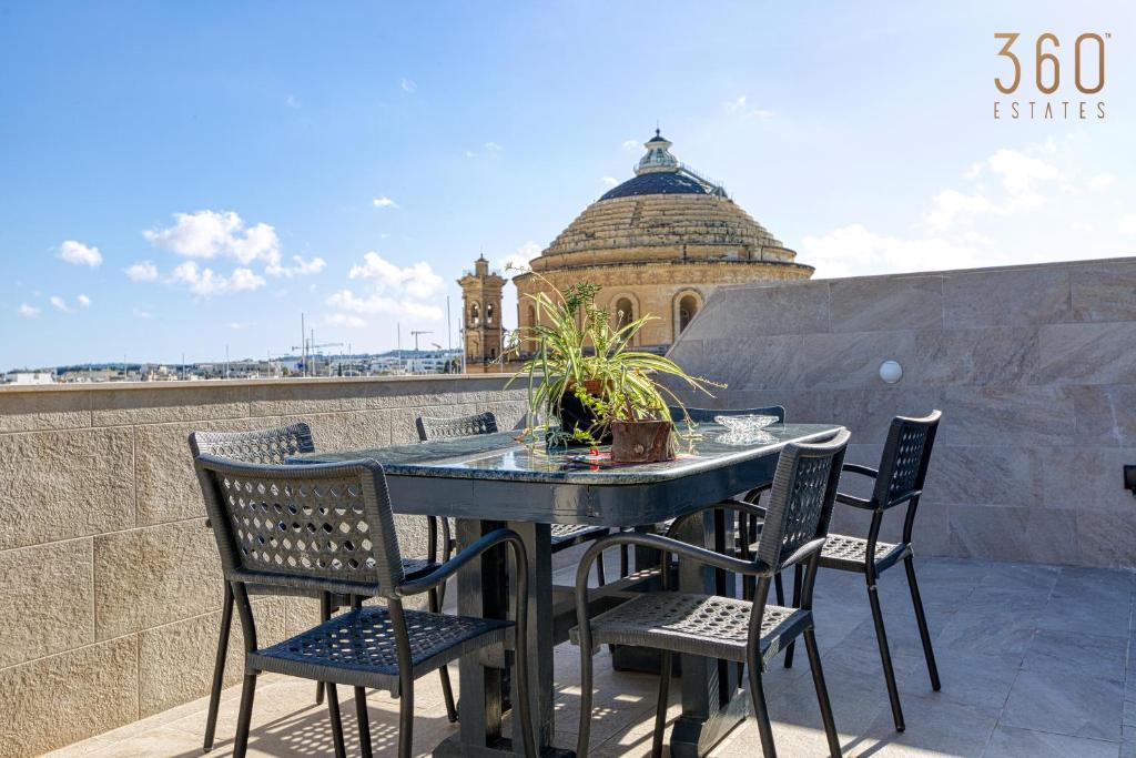 Balkón nebo terasa v ubytování Stylish 3BR home with large terrace in Mosta by 360 Estates