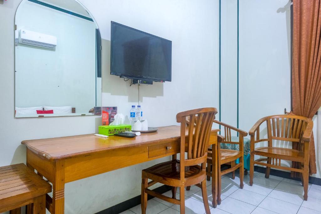 TV a/nebo společenská místnost v ubytování RedDoorz near XT Square Yogyakarta
