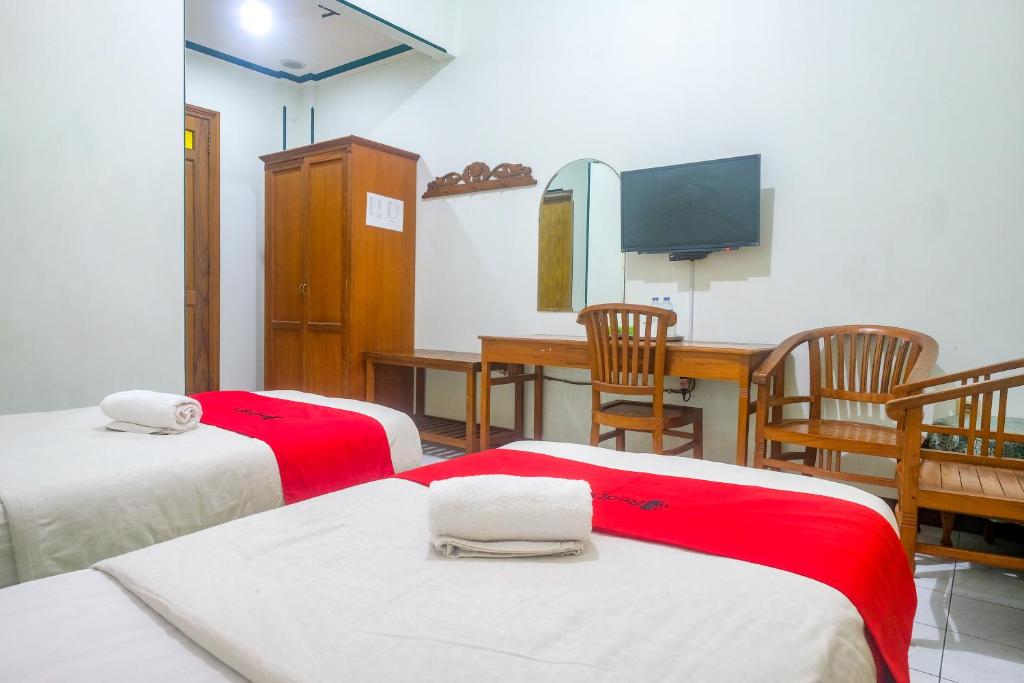 TV a/nebo společenská místnost v ubytování RedDoorz near XT Square Yogyakarta