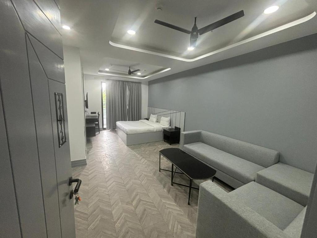 BedChambers Serviced Apartment, Golf Course, Gurgaon - Hizvo