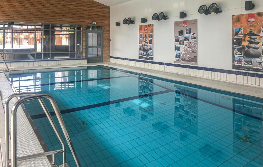 una grande piscina con acqua azzurra di Lovely Apartment In Bjorli With Sauna a Bjorli