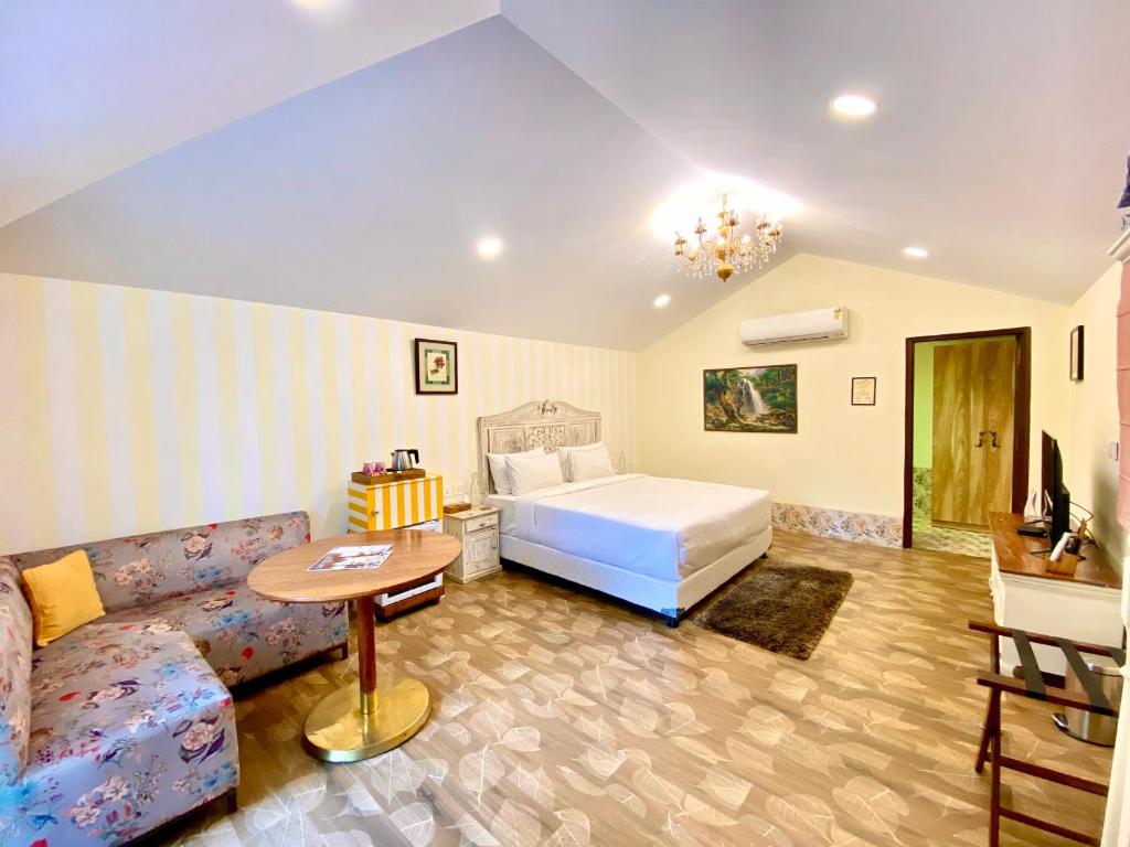 Postel nebo postele na pokoji v ubytování Karma Lakelands, Gurugram