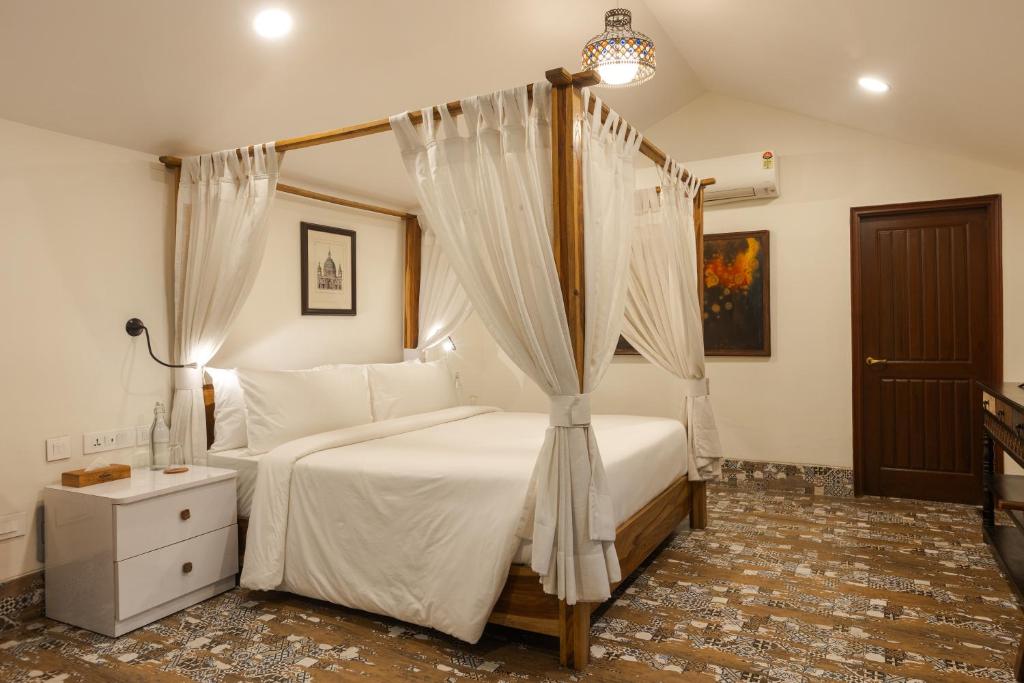 Postel nebo postele na pokoji v ubytování Karma Lakelands, Gurugram