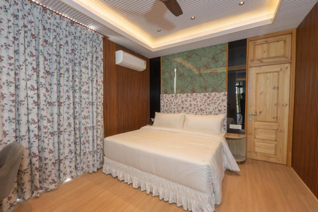 Postel nebo postele na pokoji v ubytování Karma Lakelands, Gurugram