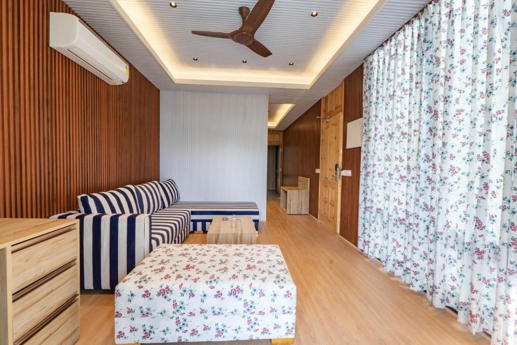 Postel nebo postele na pokoji v ubytování Karma Lakelands, Gurugram