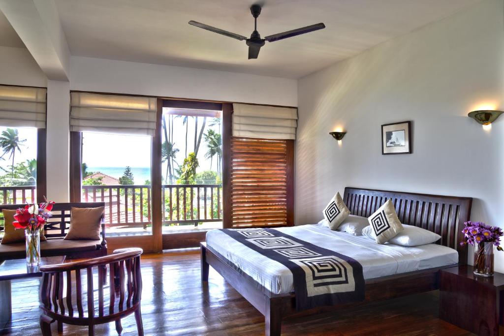 Postel nebo postele na pokoji v ubytování Weligama Bay Resort