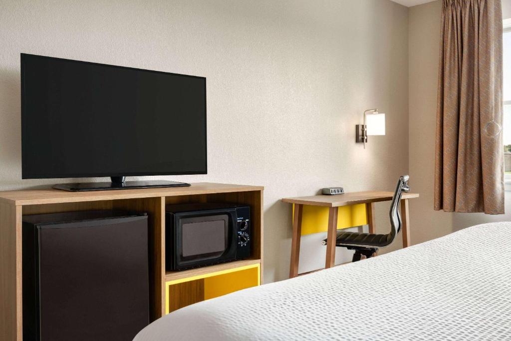 TV a/nebo společenská místnost v ubytování Days Inn by Wyndham Hershey