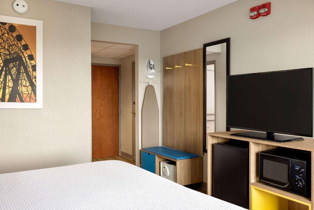TV a/nebo společenská místnost v ubytování Days Inn by Wyndham Hershey