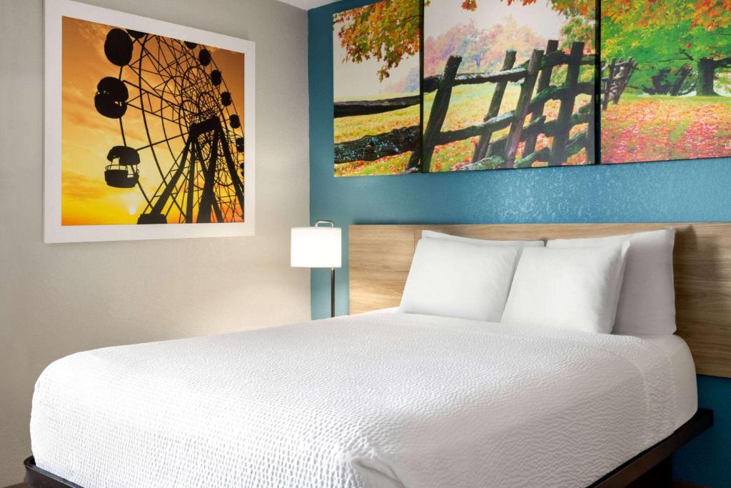 Postel nebo postele na pokoji v ubytování Days Inn by Wyndham Hershey
