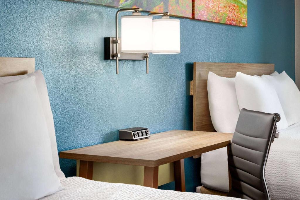 TV a/nebo společenská místnost v ubytování Days Inn by Wyndham Hershey