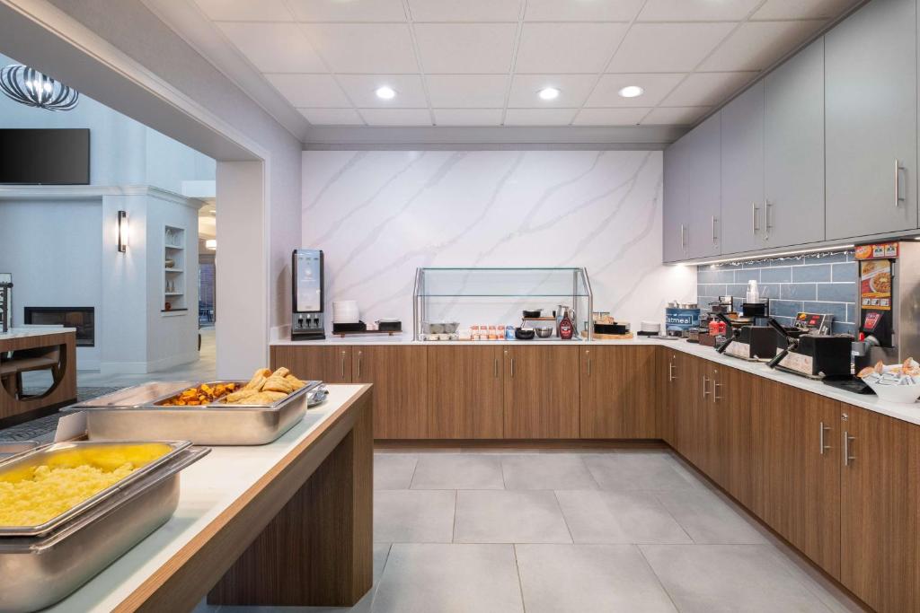Kuchyň nebo kuchyňský kout v ubytování Homewood Suites Medford