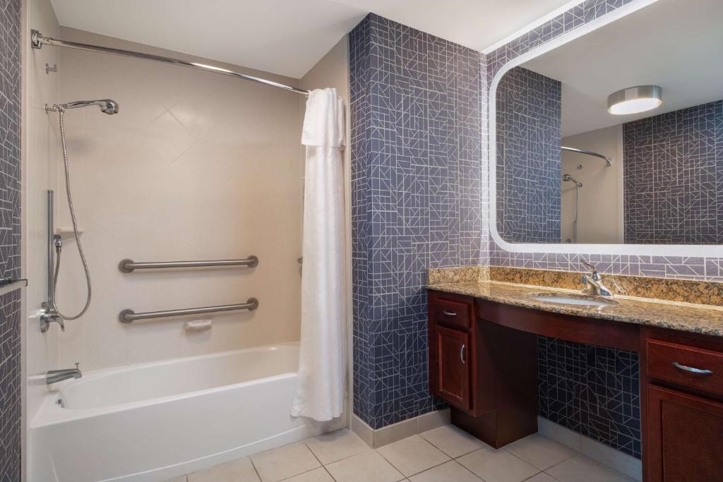 Koupelna v ubytování Homewood Suites Medford
