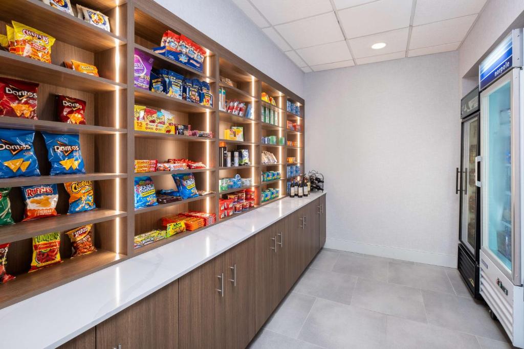 TV a/nebo společenská místnost v ubytování Homewood Suites Medford