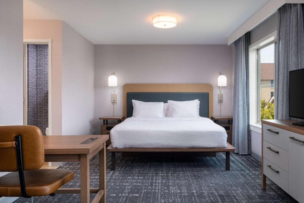 Postel nebo postele na pokoji v ubytování Homewood Suites Medford