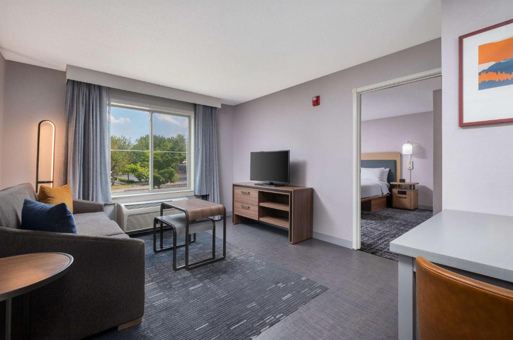 TV a/nebo společenská místnost v ubytování Homewood Suites Medford
