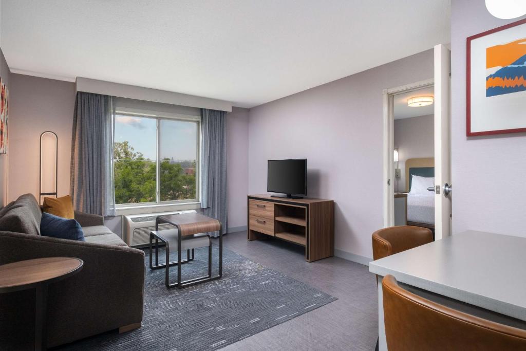 TV a/nebo společenská místnost v ubytování Homewood Suites Medford