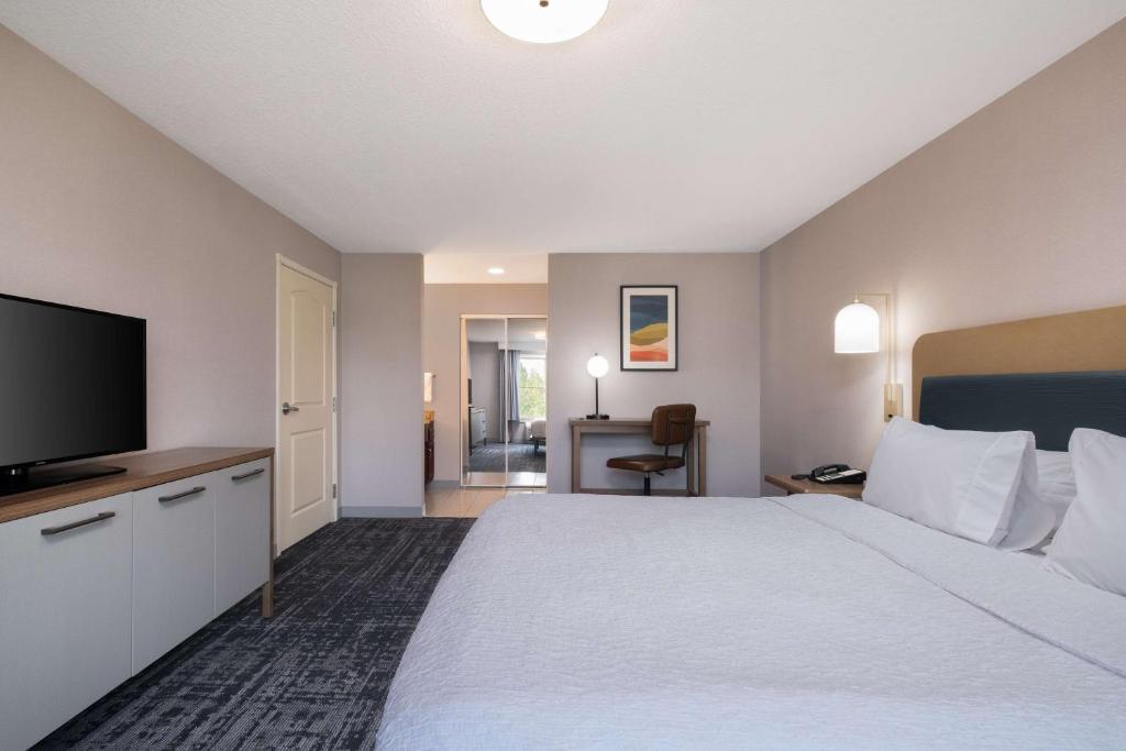Postel nebo postele na pokoji v ubytování Homewood Suites Medford
