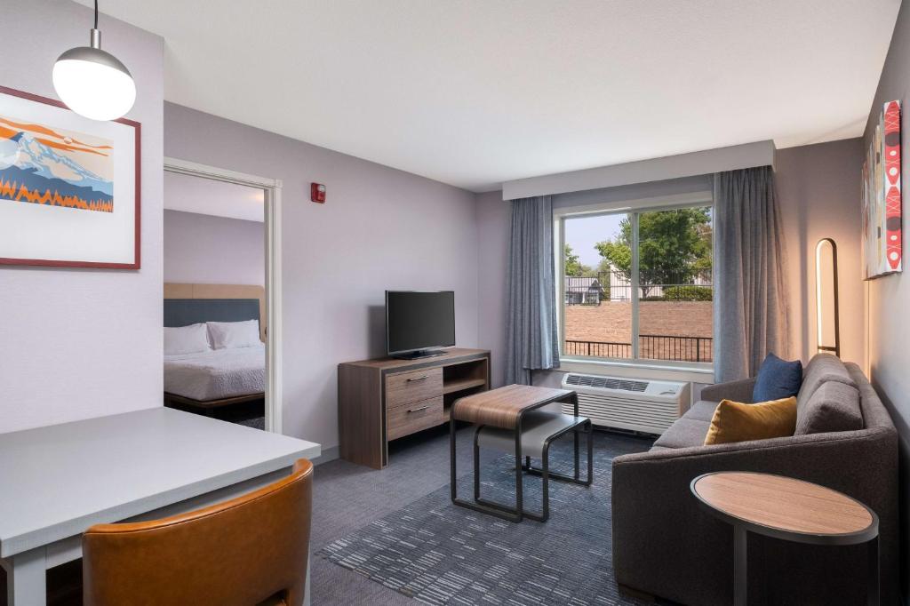 Posezení v ubytování Homewood Suites Medford