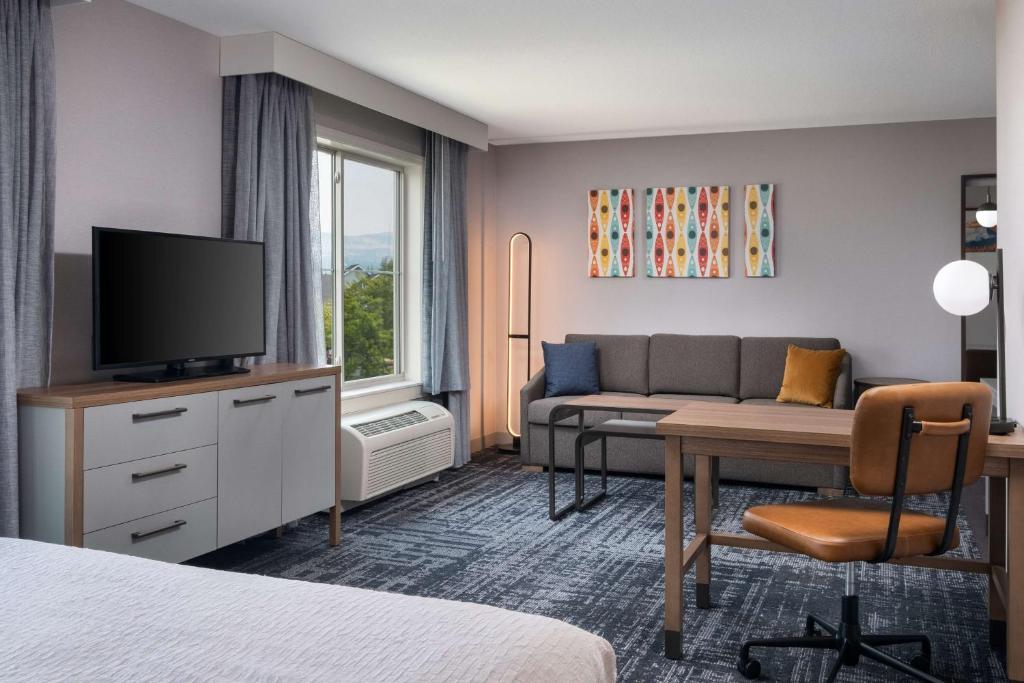 TV a/nebo společenská místnost v ubytování Homewood Suites Medford