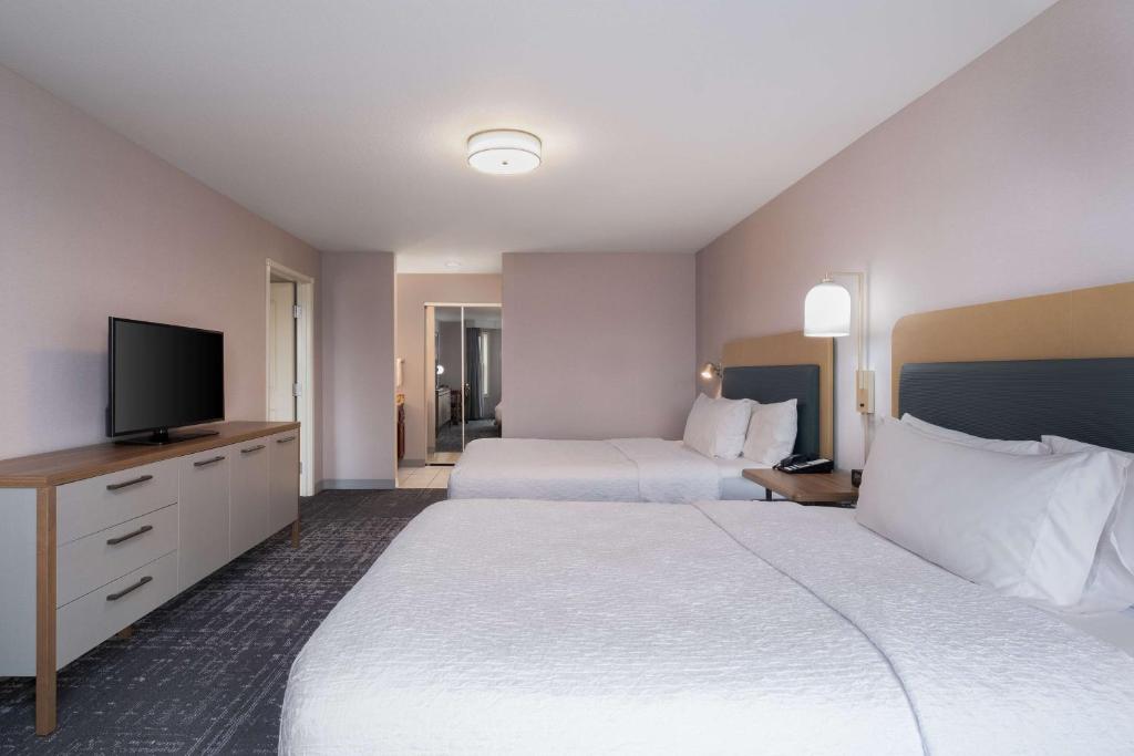 Postel nebo postele na pokoji v ubytování Homewood Suites Medford