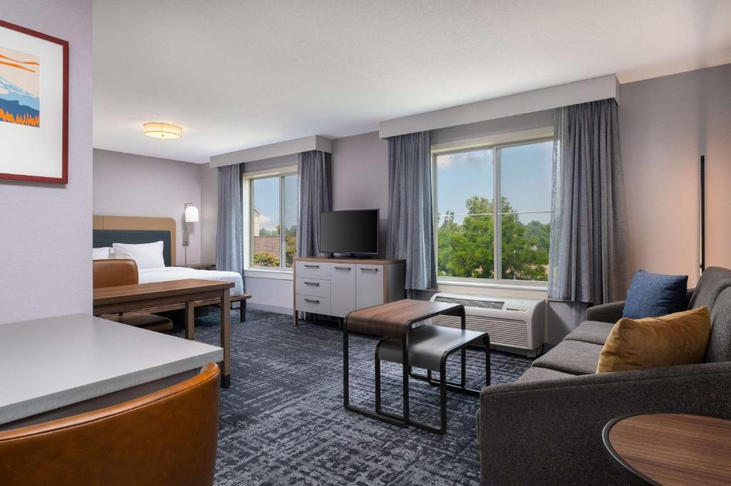TV a/nebo společenská místnost v ubytování Homewood Suites Medford