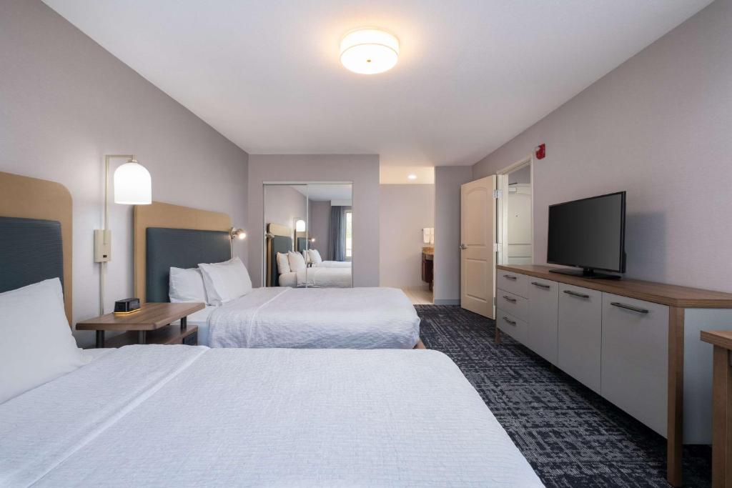 Postel nebo postele na pokoji v ubytování Homewood Suites Medford