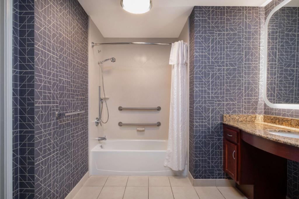 Koupelna v ubytování Homewood Suites Medford