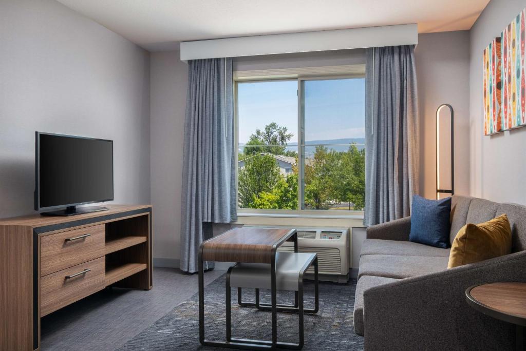 TV a/nebo společenská místnost v ubytování Homewood Suites Medford