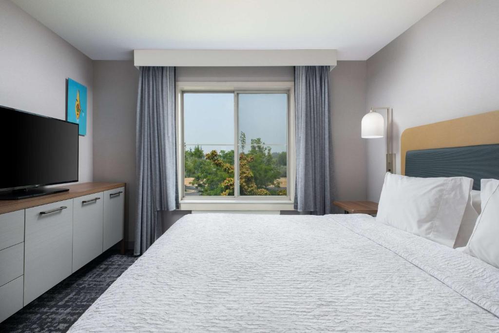 Postel nebo postele na pokoji v ubytování Homewood Suites Medford