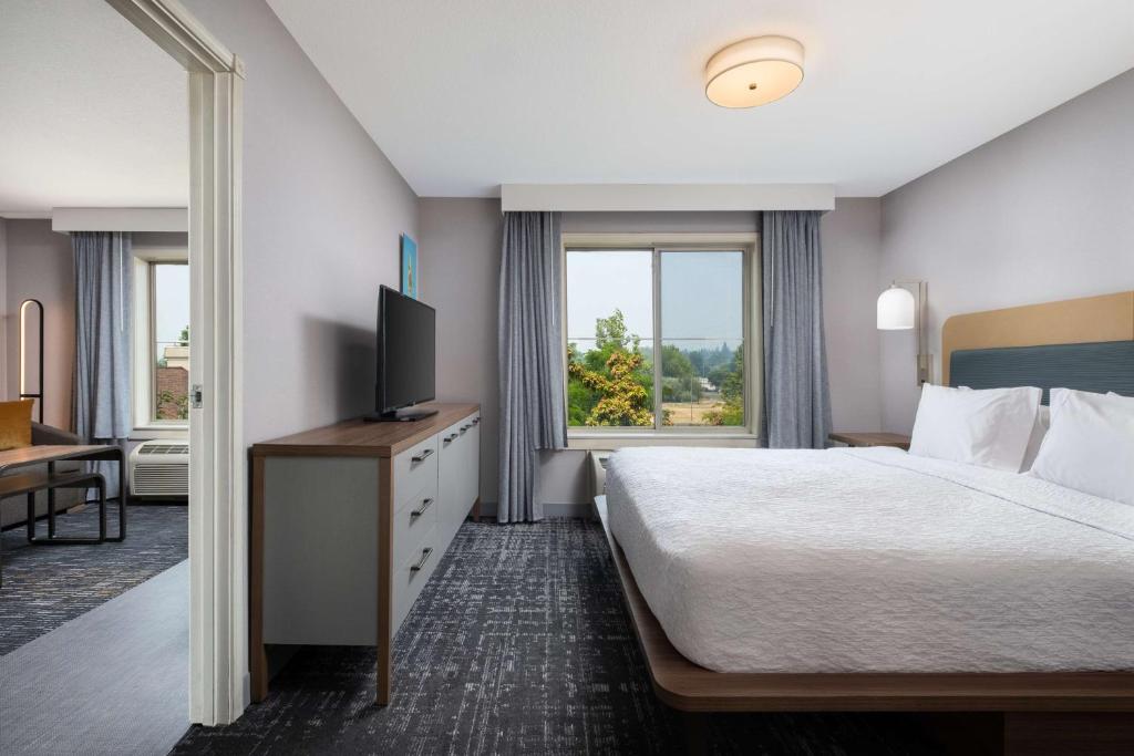 Postel nebo postele na pokoji v ubytování Homewood Suites Medford
