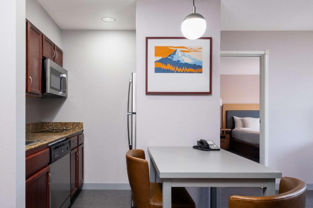 Kuchyň nebo kuchyňský kout v ubytování Homewood Suites Medford