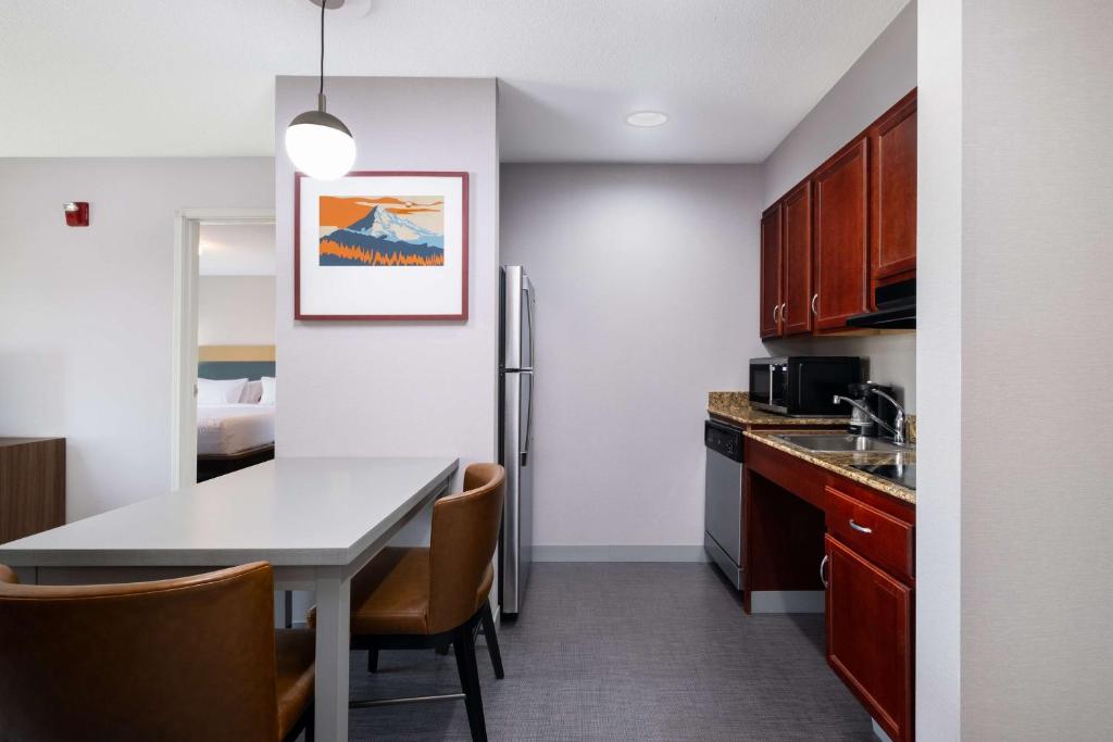 Kuchyň nebo kuchyňský kout v ubytování Homewood Suites Medford