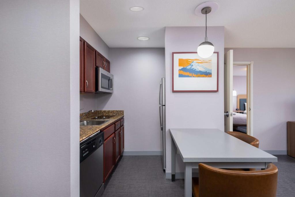 Kuchyň nebo kuchyňský kout v ubytování Homewood Suites Medford