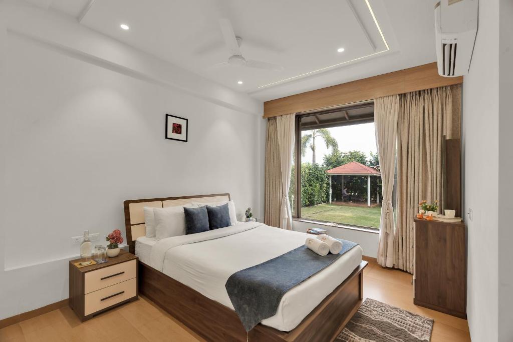 Postel nebo postele na pokoji v ubytování SaffronStays Mango Vino pool villa in Nashik