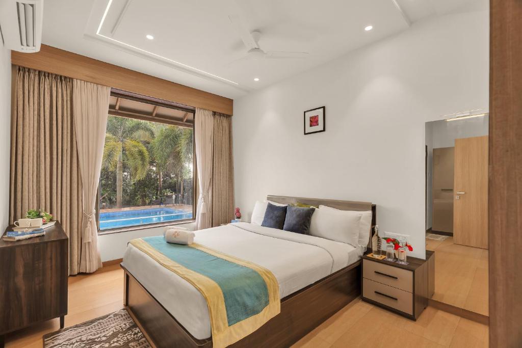 Postel nebo postele na pokoji v ubytování SaffronStays Mango Vino pool villa in Nashik