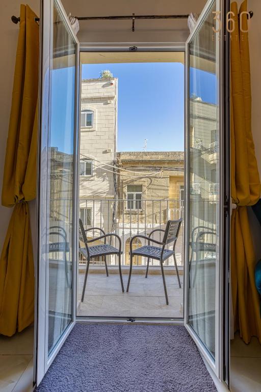 Balkón nebo terasa v ubytování Stylish 3BR home with large terrace in Mosta by 360 Estates