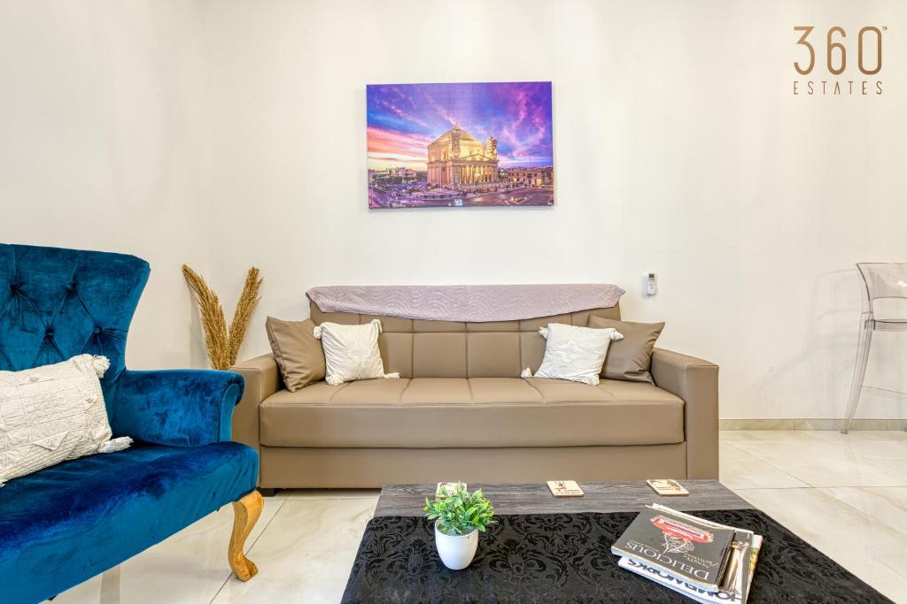 Posezení v ubytování Stylish 3BR home with large terrace in Mosta by 360 Estates