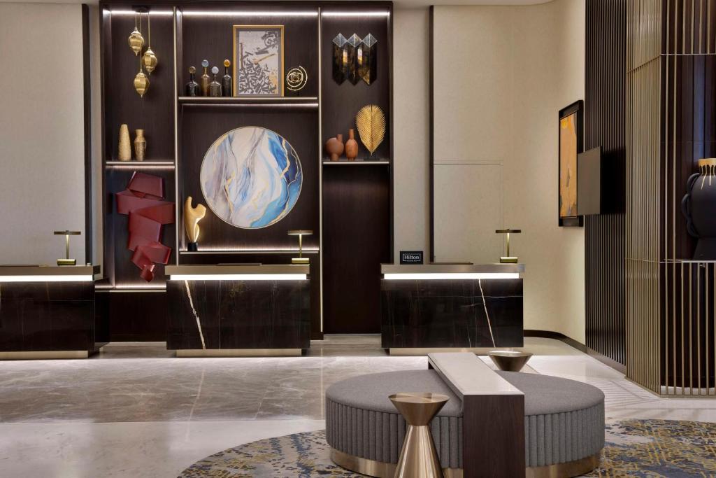 لابی و فضای عمومی Embassy Suites By Hilton Dubai Business Bay - تصویر ۵