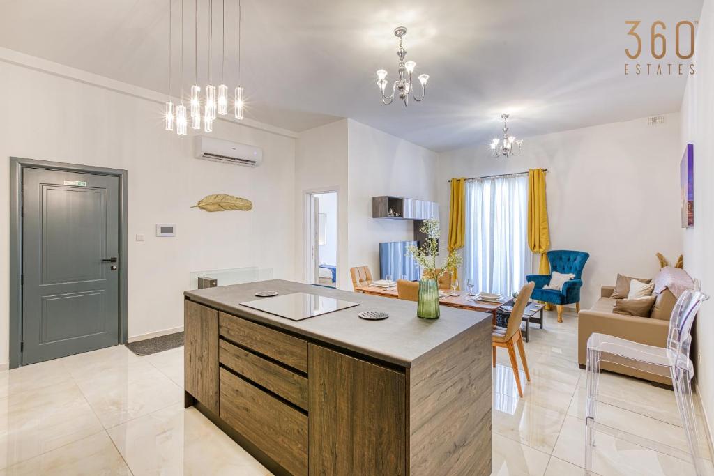 Posezení v ubytování Stylish 3BR home with large terrace in Mosta by 360 Estates