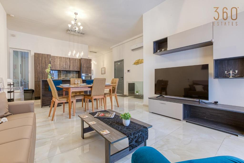 Kuchyň nebo kuchyňský kout v ubytování Stylish 3BR home with large terrace in Mosta by 360 Estates