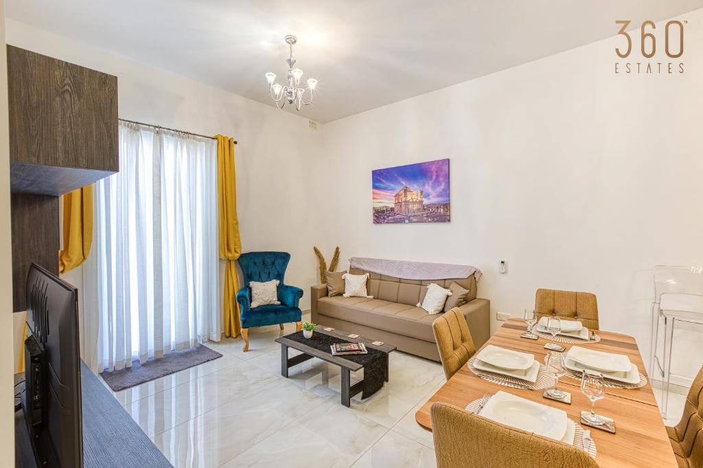 Posezení v ubytování Stylish 3BR home with large terrace in Mosta by 360 Estates