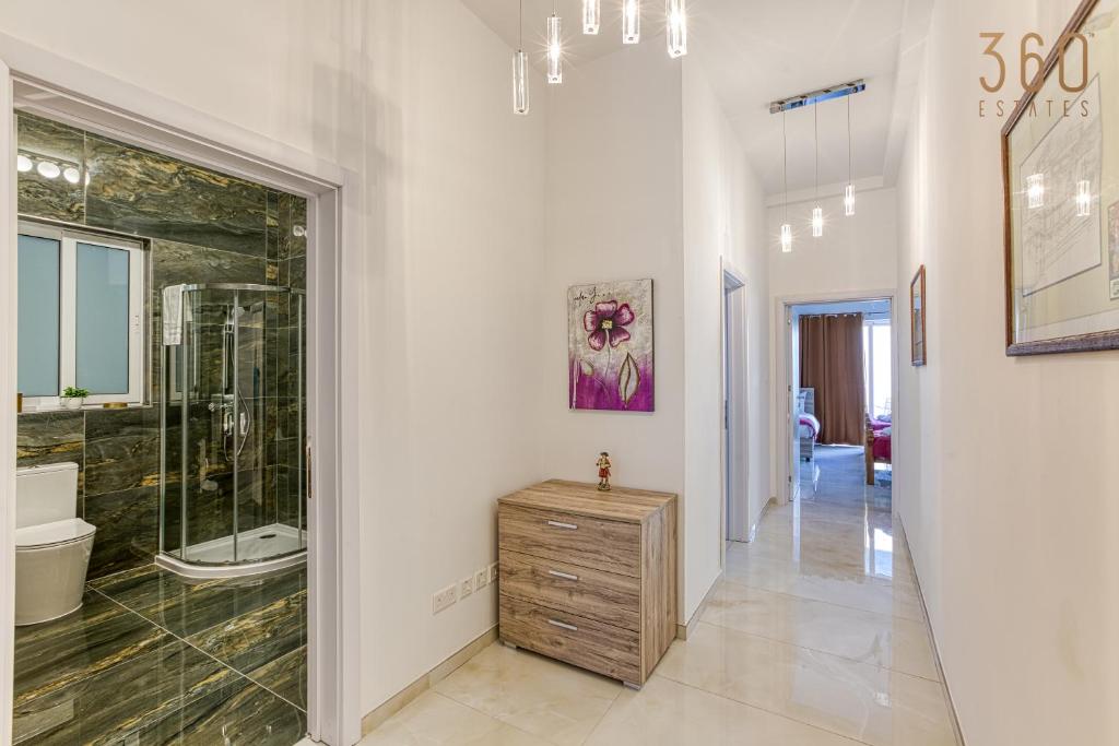 Koupelna v ubytování Stylish 3BR home with large terrace in Mosta by 360 Estates
