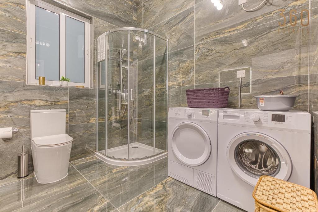 Koupelna v ubytování Stylish 3BR home with large terrace in Mosta by 360 Estates