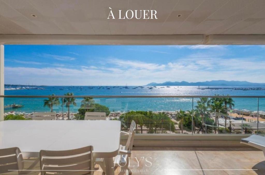 - une vue sur la plage depuis le balcon d'un luxuryominium dans l'établissement Magnifique appartement vue panoramique - Croisette, à Cannes