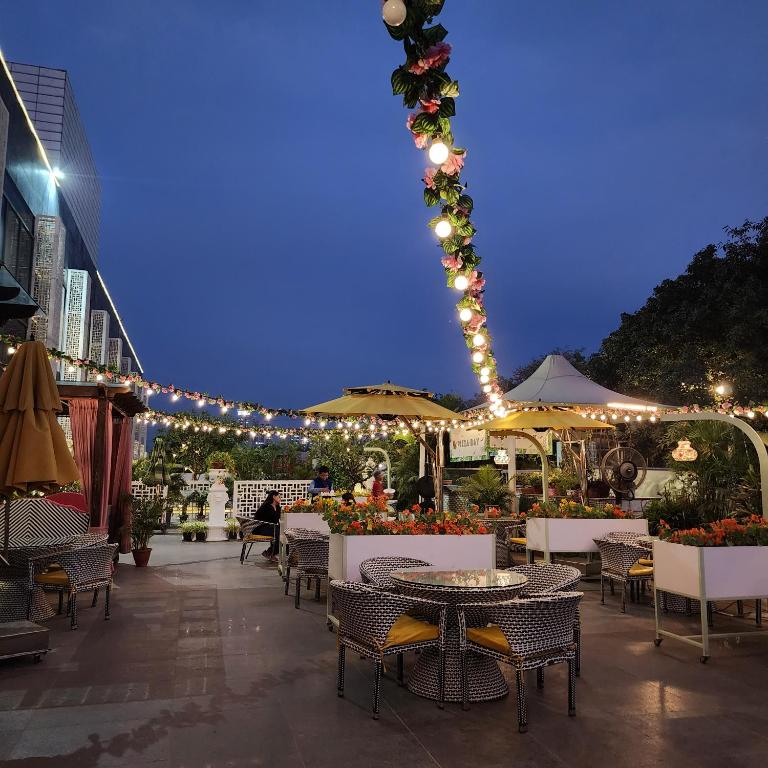 Restaurace v ubytování Karma Lakelands, Gurugram