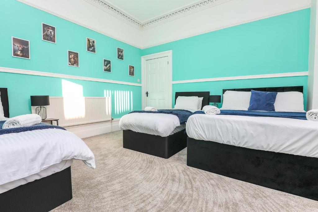 Postel nebo postele na pokoji v ubytování Spacious and Comfy 4 Bedroom House, Parking, Wifi