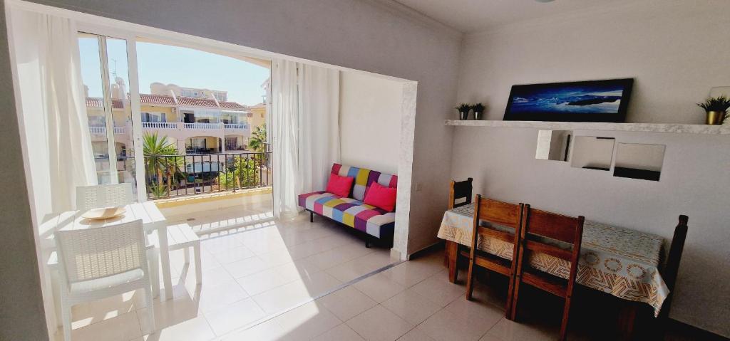 TV a/nebo společenská místnost v ubytování Golf park , 1 bedroom pool view
