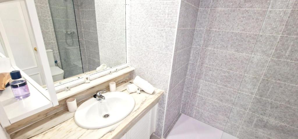Koupelna v ubytování Golf park , 1 bedroom pool view