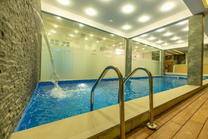 Bazén v ubytování High Garden Hotel nebo v jeho okolí
